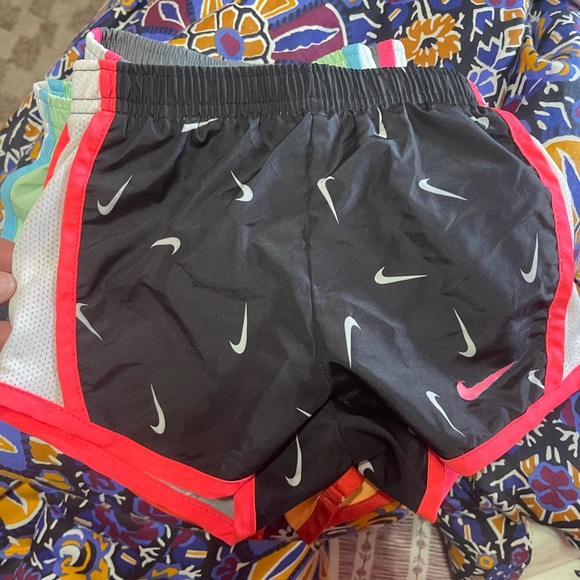 Sold!! Baby girl Nike shorts in like new condition 12m-2t - Picture 3 of 8
